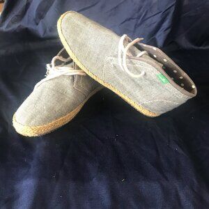 SANUK: BLACK-WHITE ANKLE  HEIGHT CASUAL SHOES SIZE 6